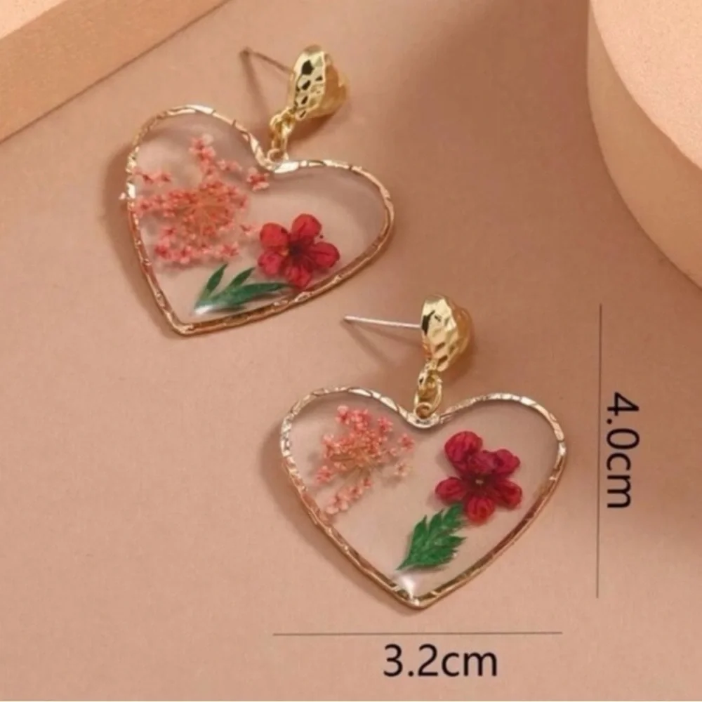 Gold-Rim Heart Shaped Pressed-Flower Earrings BRAND NEW - Picture 4 of 5
